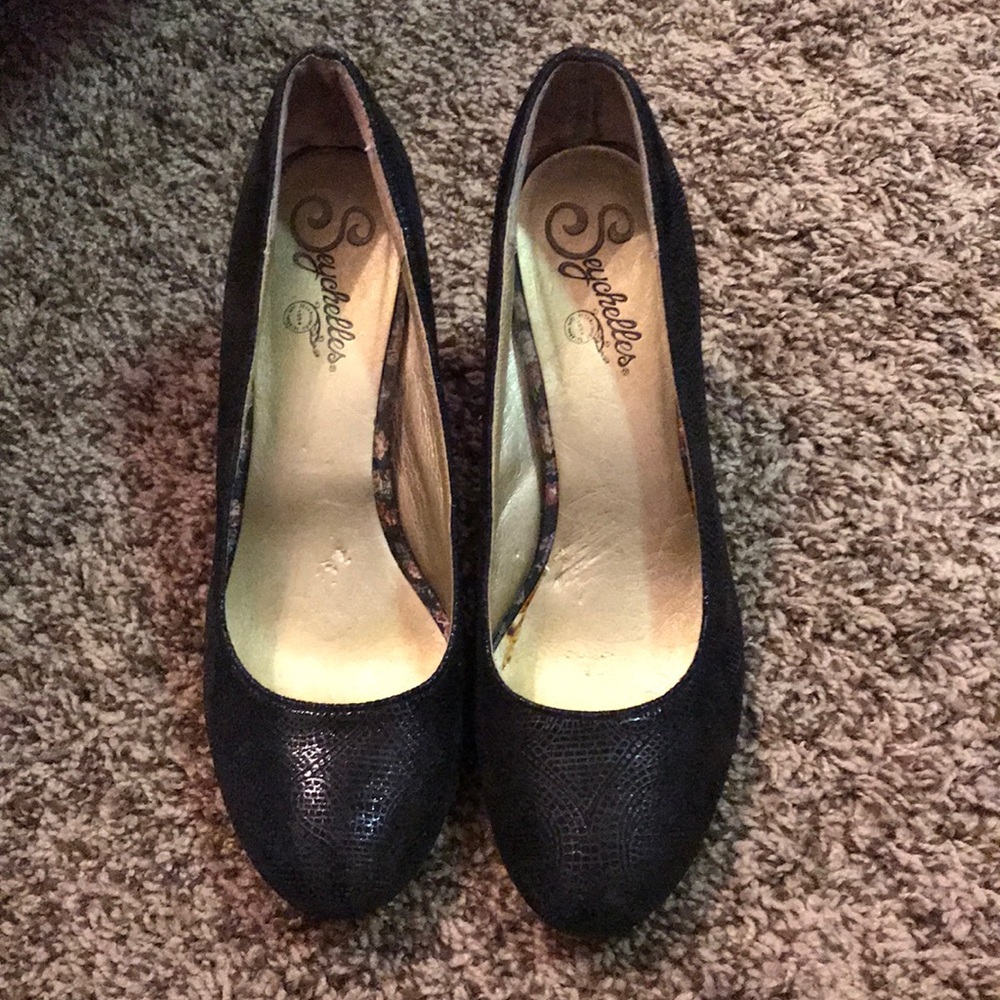 Seychelles black pumps